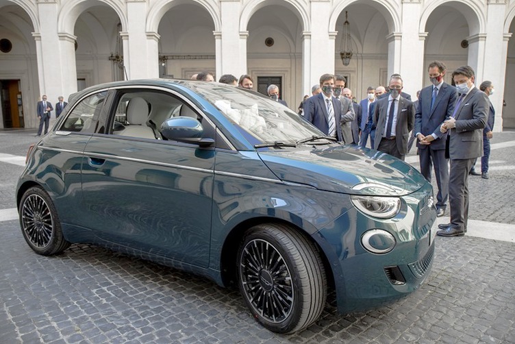 All-electric Fiat 500 makes public debut in Rome All-electric Fiat 500 makes public debut in Rome