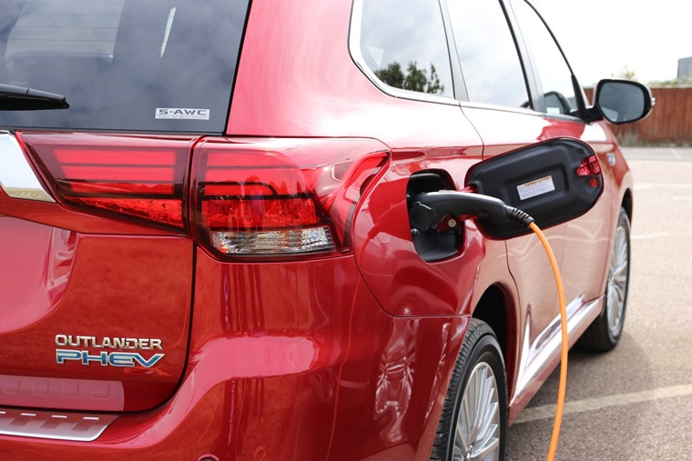 2019 Mitsubishi Outlander PHEV plug