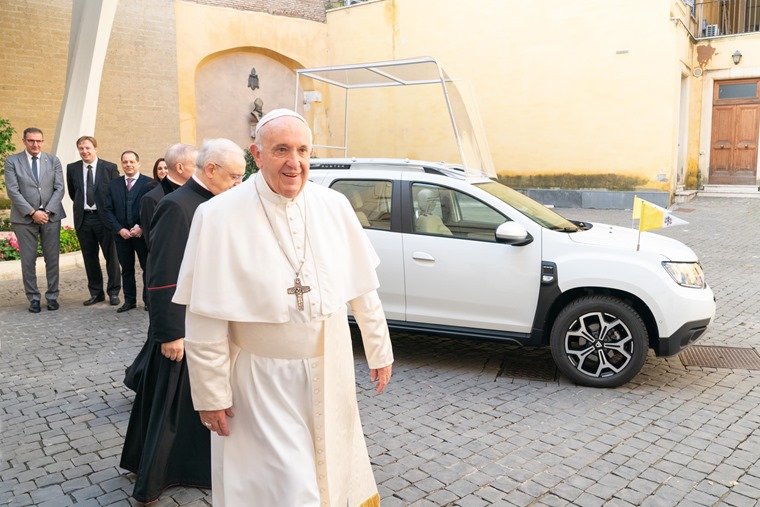 LEAD - GROUPE RENAULT DELIVERS AN EXCLUSIVE DACIA TO POPE FRANCIS (3)