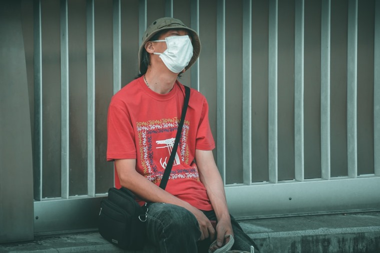 Man wearing face mask. Image used for illustration purposes.